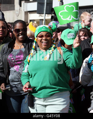 Les gens bordent les rues de Belfast pour le défilé annuel de la Saint-Patrick. Banque D'Images