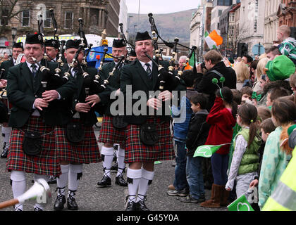 Le groupe PSNI participe au défilé annuel de la St Patrick à Belfast. Banque D'Images