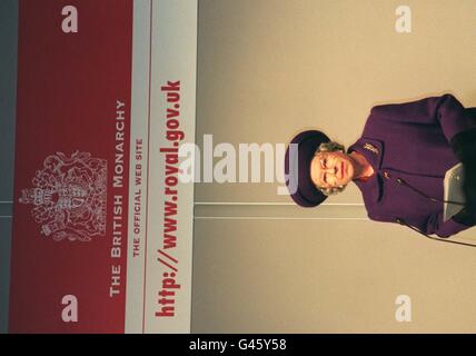 La reine Elizabeth II a visité l'école secondaire Kingsbury, Brant, pour lancer le site Web Royal. Banque D'Images