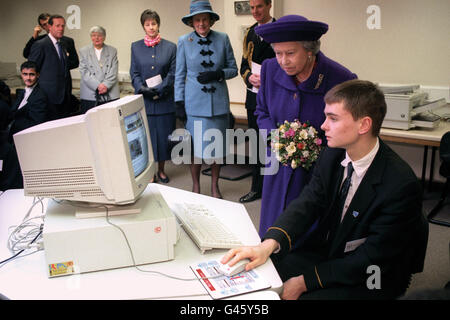 La reine Elizabeth II a visité l'école secondaire Kingsbury, Brant aujourd'hui (jeudi) pour lancer le site Web royal, Christopher BDaily, étudiant de 17 ans, présente le programme à l'écran. Banque D'Images