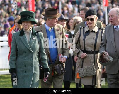 La princesse Royale (à gauche) et sa fille Zara Phillips (deuxième à droite) dans l'enceinte des gagnants le jour de la St Patrick, pendant le Cheltenham Festival. Banque D'Images