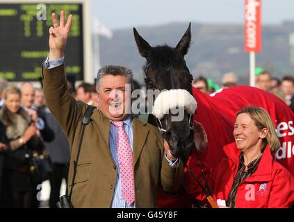 L'entraîneur Paul Nicholls (à gauche) célèbre après que son cheval Big Buck's (au centre) a remporté l'obstacle Ladbrokes World lors de la St Patrick's Day, pendant le Cheltenham Festival. Banque D'Images