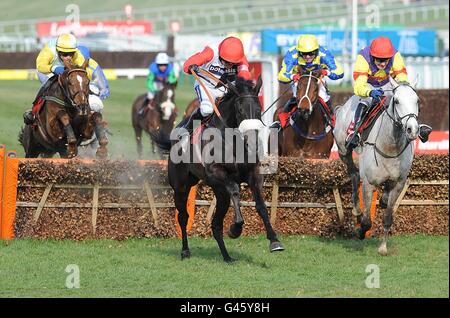 Big Buck est monté par Ruby Walsh (au centre) et remporte l'épreuve mondiale Ladbrokes le jour de la St Patrick, pendant le Cheltenham Festival Banque D'Images