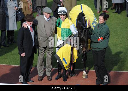 Partie gagnante, le jockey Tony McCoy (au centre), le propriétaire Trevor Hemmings et l'entraîneur Jonjo O'Neill (à gauche) après la victoire d'Albertas Run dans le Ryanair Chase (enregistré comme le Festival Trophée Chase) le jour de St Patrick, pendant le Cheltenham Festival Banque D'Images