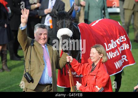 L'entraîneur Paul Nicholls (à gauche) célèbre la troisième année consécutive de Big Buck en tant que vainqueur de la course, après la victoire dans l'obstacle mondial Ladbrokes à la St Patrick, pendant le Cheltenham Festival Banque D'Images