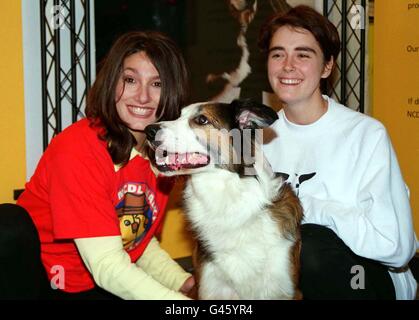 Noel, une croix de 18 mois de collie, qui a figuré dans une équipe de haut niveau à Crufts, quelques heures seulement après avoir été arrachée d'un centre de sauvetage, pose avec Gladiator 'Jet' (à gauche), et Lisa Tooley du centre de sauvetage de la National Canine Defense League à Kenilworth, Warwickshire, au NEC à Birmingham aujourd'hui (dimanche). Voir PA Story SOCIAL Crufts abandonné. Banque D'Images