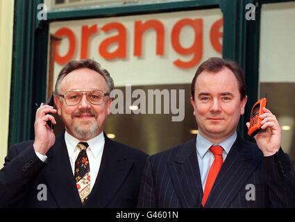 Hans Snook (à gauche), directeur général du groupe et Graham Howe, directeur financier du groupe Orange plc, sont au courant des résultats préliminaires de leur comapny à l'Orange Shop dans la capitale aujourd'hui (lundi).Photo de David Giles/PA. Banque D'Images