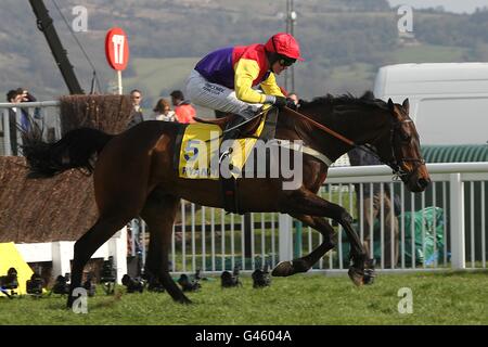 Hey Big Spender criblé par Joe Tizzard pendant le Ryanair Chase (enregistré comme le Festival Trophy Chase) le jour de St Patrick, pendant le Cheltenham Festival. Banque D'Images