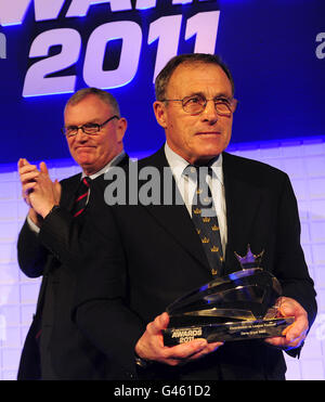 Greg Clarke, président de la Ligue de football (à gauche), se réjouit de Crewe Alexandra Dario Gradi MBE (à droite), le gérant de l'équipe de poing, reçoit sa contribution À la League football Award aux football League Awards 2011 Banque D'Images