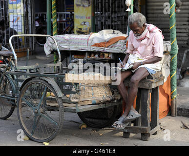 Street seller, centre ville, Chennai, Inde. Banque D'Images