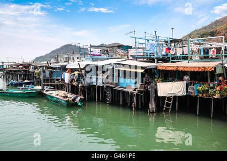 Hong Kong - le 10 avril 2011 : maisons sur pilotis au-dessus de l'estran de l'île de Lantau sont des maisons à la population de Tanka Tai O. Banque D'Images