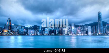 Grand angle de vue de l'horizon de Hong Kong sur le port de Victoria prises sur l'heure bleue après le coucher du soleil. Vue du centre-ville de Tsim Sha Tsui Banque D'Images