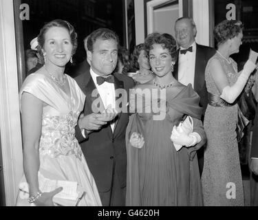 Parmi les personnalités qui arrivent pour la première à Londres du nouveau film de Michael Todd, 'autour du monde en 80 jours' au cinéma Astoria, Charing Cross Road, étaient, de gauche à droite, Lady Pamela Berry, Michael Todd et Elizabeth Taylor. Banque D'Images