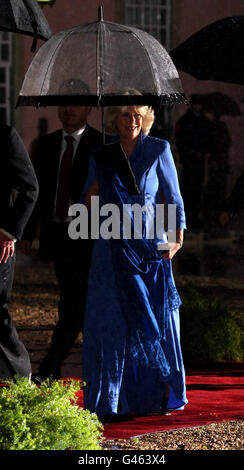 La duchesse de Cornouailles, arrive sous la pluie pour un dîner d'état au Palais présidentiel de Belem à Lisbonne, Portugal. Banque D'Images