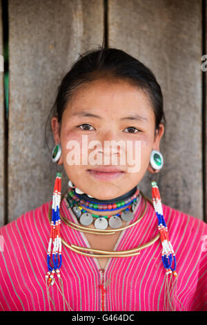 Portrait d'une jeune femme kayaw (BWE) en costume traditionnel, yosapra, village de l'État de Kayah, myanmar Banque D'Images