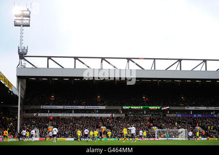 Norwich City et Preston North se terminent en action à Carrow Route Banque D'Images