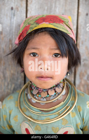 Portrait d'une jeune fille (BWE) kayaw, yosapra, village de l'État de Kayah, myanmar Banque D'Images