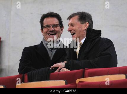 Le directeur de l'Angleterre Fabio Capello (à gauche) et le directeur technique de l'UEFA Andy Roxburgh (à droite) dans les béquilles Banque D'Images