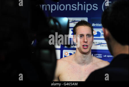 Joseph Roebuck de l'université de Loughborough est interviewé après la finale individuelle Medley de 100 m de Mens Open lors des championnats britanniques de natation de gaz au centre aquatique de Manchester, à Manchester. Banque D'Images