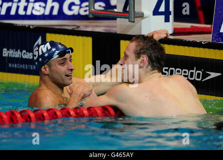 James Goddard (à gauche) de Stockport Metro se serre la main avec Joseph Roebuck de l'université de Loughborough deuxième place après avoir remporté la finale individuelle Medley de 100 m de la Mens Open lors des championnats de natation de gaz britanniques au centre aquatique de Manchester, à Manchester. Banque D'Images