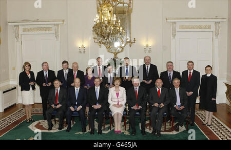 Les ministres de la 31e Dail reçoivent leur sceau de bureau lors d'une cérémonie à Aras an Uachtarain Dublin le premier jour de la 31e Dail.Picture shows (première rangée, gauche - droite) Ministre des dépenses publiques et de la réforme Brendan Howlin TD, Ministre des Finances Micheal Noonan TD, Taoiseach Enda Kenny TD, présidente Mary McAleese, Tanaiste et ministre des Affaires étrangères et du Commerce Eamon Gilmore TD, ministre de l'éducation et des compétences Ruairi Quinn TD, ministre de l'entreprise, de l'emploi et de l'innovation Richard Bruton TD, (rangée arrière gauche - droite) Ministre de la protection sociale Joan Burton TD, ministre de Banque D'Images