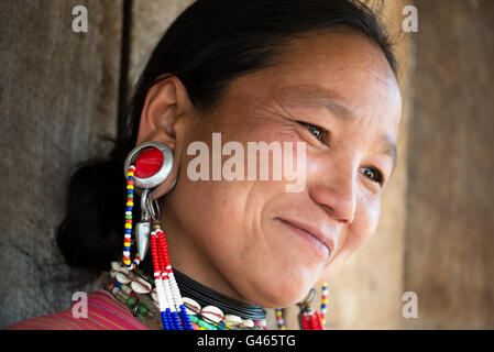 Portrait of a smiling kayaw (BWE), femme yosapra, village de l'État de Kayah, myanmar Banque D'Images