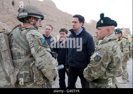 Chef du travail, Ed Miliband (deuxième à droite) Parle au personnel de l'armée lors d'une visite du Camp Bastion Dans la province de Helmand Banque D'Images