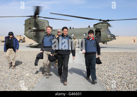 Ed Miliband, chef syndical (au centre), Jim Murphy, secrétaire de la Défense fantôme (à droite) et Douglas Alexander, ministre des Affaires étrangères fantôme (à gauche), lors d'une visite du Camp Bastion dans la province de Helmand Banque D'Images