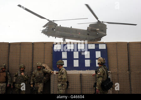 Les soldats britanniques se détendent à l'intérieur du Camp Bastion, province de Helmand Banque D'Images