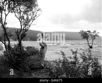 Library filer réf. 73200-5, daté du 25.9.58, de Donald Campbell à Coniston Water, Lancs. Une théorie sur les raisons pour lesquelles le corps de l'as de vitesse d'eau n'a jamais été retrouvé après son accident de 1967 sur le lac a été divulguée aujourd'hui (vendredi) à la veille du 30e anniversaire de la tragédie. Paul Evans, qui dirigeait les communications radio pendant la tentative de Campbell de devenir le premier homme à briser 300 mph sur l'eau, croit qu'il a été lancé en arrière à travers les aubes de turbine du moteur de son bateau Bluebird. PA. VOIR PA STORY DEATH CAMPBELL. **DISPONIBLE N/B UNIQUEMENT** Banque D'Images