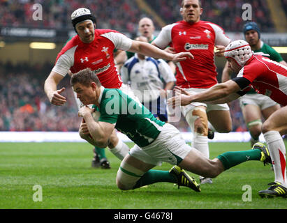 Brian O'Driscoll, de l'Irlande, fait une pause pour tenter de remporter un match des RBS 6 Nations au Millennium Stadium de Cardiff. Banque D'Images