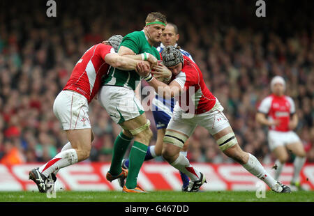 L'Ireland Jamie Heaslip est affronté par Jonathan Davies et Ryan Jones du pays de Galles lors du match des RBS 6 Nations au Millennium Stadium de Cardiff. Banque D'Images