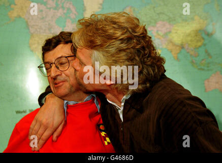 Londres : 9/1/97 : Le patron de Virgin Richard Branson (à droite) KISSES CO-PILOTE ALEX RITCHIE À LA CONFÉRENCE DE PRESSE TENUE À LONDRES À LEUR RETOUR EN ANGLETERRE SUITE À L'ÉCHEC DE LA TENTATIVE DE FAIRE LE TOUR DU MONDE EN BALLON. PA NEWS PHOTO DE TONY HARRIS. Banque D'Images