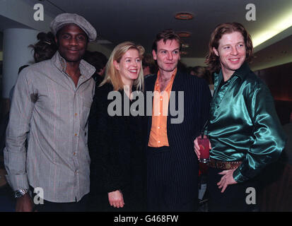 Londres : 31/10/96 : LADY HELEN TAYLOR REJOINT ANDREW LEVY (À GAUCHE) ET SIMON BARTHOLOMEW (extrême droite), le groupe pop de Brand New Heavies, ET STUART HOPSON JONES, co-propriétaire du polygone de bar et grill AU RESTAURANT CLAPHAM D'OUVERTURE DE L'établissement. PA NEWS PHOTO. Banque D'Images