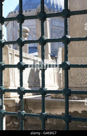 Avis de cimetière Ottoman dans la célèbre mosquée de Soliman à travers des barres de métal. Istanbul, Turquie Banque D'Images