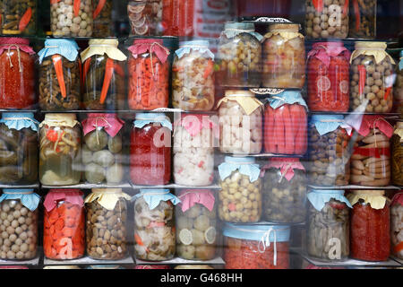 Vitrine avec beaucoup de différents légumes marinés dans des bocaux en verre Banque D'Images