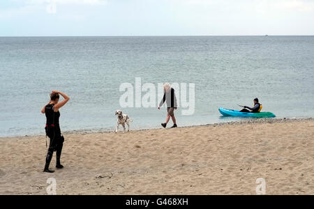 Les gens s'amuser sur la plage de Towan à Cornwall, Angleterre, le 17 juin 2016. Photographie d'auteur John Voos Banque D'Images