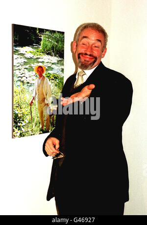 13/1/97 Londres : ACTEUR SIMON CALLOW AU LANCEMENT D'UNE EXPOSITION DE LORD SNOWDON PHOTOGRAPHIES AU THÉÂTRE NATIONAL. PA NEWS PHOTO DE DAVE CHESKIN. Banque D'Images