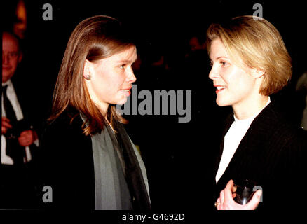 Londres 13/1/97 : SARAH CHATTO (À GAUCHE) ET SERENA LINLEY AU THÉÂTRE NATIONAL POUR LE LANCEMENT D'UNE EXPOSITION DE LORD SNOWDON PHOTOS. PA NEWS PHOTO DE DAVE CHESKIN. Banque D'Images