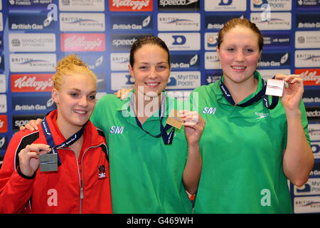 Keri-Anne Payne (au centre), Eleanor Faulkner (à gauche) de la ville de Sheffield et Cassandra Patten, du métro de Stockport, célèbrent la victoire de l'or, de l'argent et du bronze lors de la finale Freestyle féminine de 1500 M. Banque D'Images