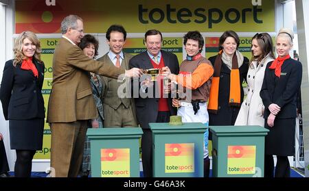 Le propriétaire Robert Waley-Cohen (à gauche), l'entraîneur Nicky Henderson (au centre) et le jockey Sam Waley-Cohen (au centre à gauche) lèvent la coupe d'or après avoir remporté le totesport Cheltenham Gold Cup avec long Run pendant la journée de la coupe d'or, au Cheltenham Festival Banque D'Images