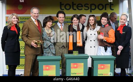 Le propriétaire Robert Waley-Cohen (à gauche) et le jockey Sam Waley-Cohen (à droite) lèvent la coupe d'or après avoir remporté le totesport Cheltenham Gold Cup avec long Run pendant la journée de la coupe d'or, au Cheltenham Festival Banque D'Images