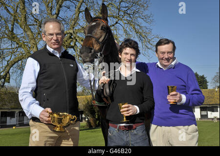 L'entraîneur Nicky Henderson (à droite) avec le propriétaire Robert Waley-Cohen et le jockey Sam Waley-Cohen (au centre) comme long Run est accueilli à la maison, Seven Barrows, Lambourn. Banque D'Images