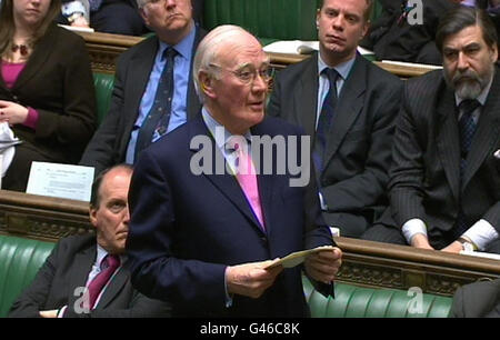 Menzies Campbell s'adresse à la Chambre des communes où les députés ont débattu des mesures militaires prises contre la Libye. Banque D'Images