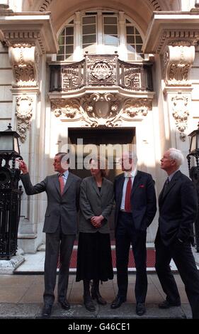 Martin Drury, directeur général de la National Trust, Elizabeth Bradshaw, associée de recherche, Charles Nunneley, président de la National Trust et le professeur Patrick Bateson à un photocall à Londres, en dehors des directeurs de la National Trust aujourd'hui (jeudi).Le conseil d'administration de la Fiducie s'entendera aujourd'hui pour décider d'interdire la chasse au cerf avec les hugs sur les terres de la Fiducie nationale, y compris Exmoor, les collines de Quantock et la Nouvelle forêt.Le vote fait suite à un rapport commandé par National Trust par le professeur Patrick Bateson, un universitaire de l'Université de Cambridge, qui a été publié hier et qui a revendiqué la chasse au rouge Banque D'Images