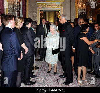 La reine Elizabeth II avec le Secrétaire général du Commonwealth, M. Kamalesh Sharma, et sa femme, Mme Babli Sharma, qui arrive à l'accueil de la réception de la Journée du Commonwealth à la Marlborough House, Pall Mall, Londres. Banque D'Images