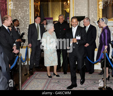 La reine Elizabeth II avec le Secrétaire général du Commonwealth, M. Kamalesh Sharma, et sa femme, Mme Babli Sharma, qui arrive à l'accueil de la réception de la Journée du Commonwealth à la Marlborough House, Pall Mall, Londres. Banque D'Images