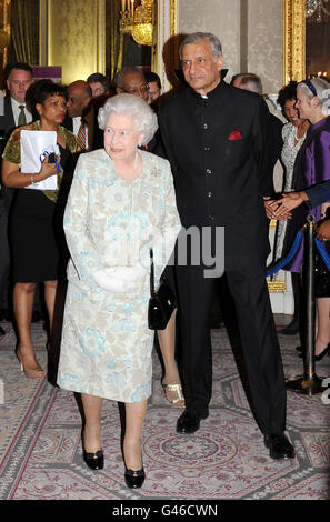 La reine Elizabeth II avec le Secrétaire général du Commonwealth, M. Kamalesh Sharma, et sa femme, Mme Babli Sharma, qui arrive à l'accueil de la réception de la Journée du Commonwealth à la Marlborough House, Pall Mall, Londres. Banque D'Images