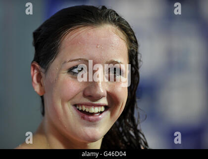 Molly Renshaw est interviewé par les médias après la deuxième partie de la finale de course BreastStroke Open féminine de 200m lors des championnats britanniques de natation au gaz au centre aquatique de Manchester, à Manchester. Banque D'Images