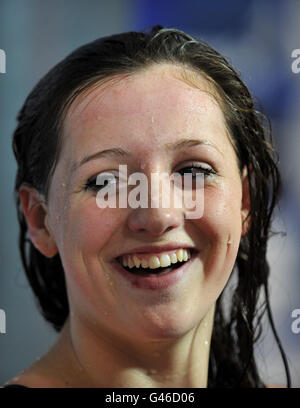 Molly Renshaw est interviewé par les médias après la deuxième partie de la finale de course BreastStroke Open féminine de 200m lors des championnats britanniques de natation au gaz au centre aquatique de Manchester, à Manchester. Banque D'Images